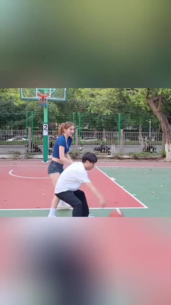 集梦会长背打一米8的女生，这是真打球啊！